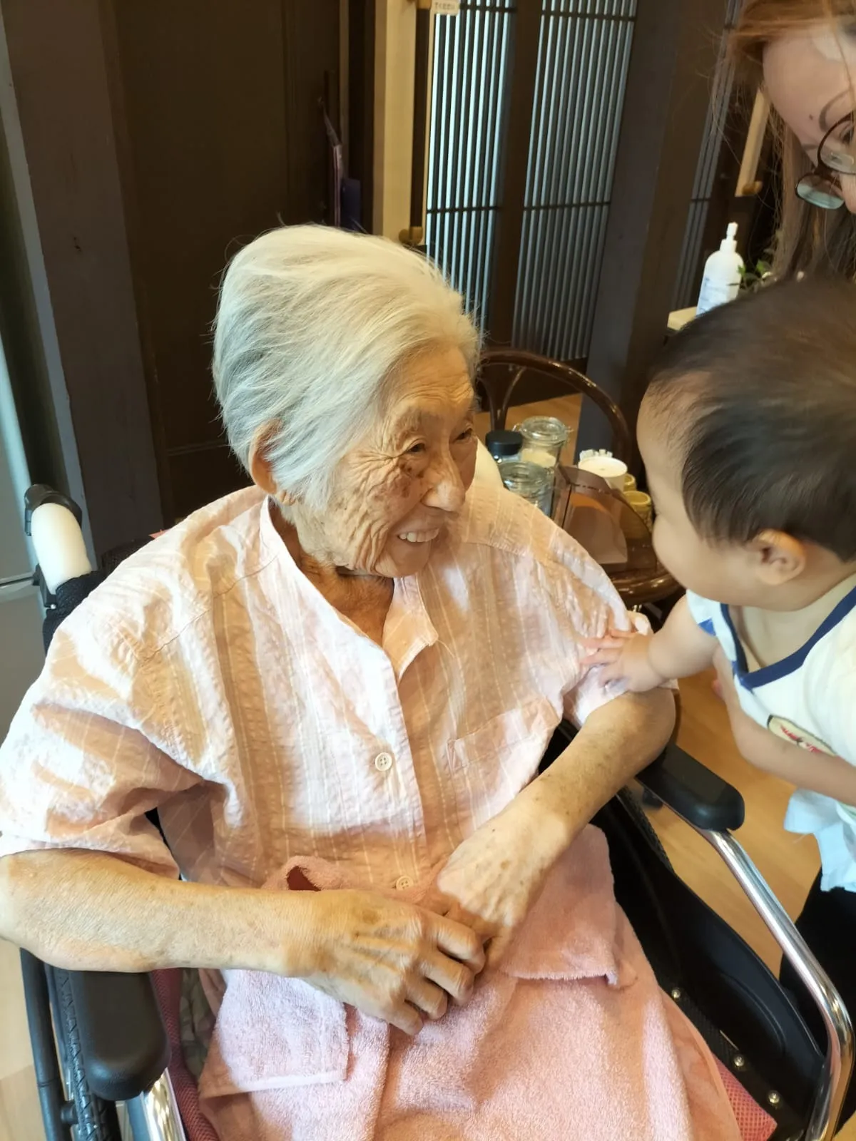 家族と触れ合う